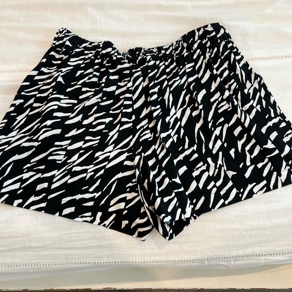 NWOT Nine West Ladies Shorts - Large